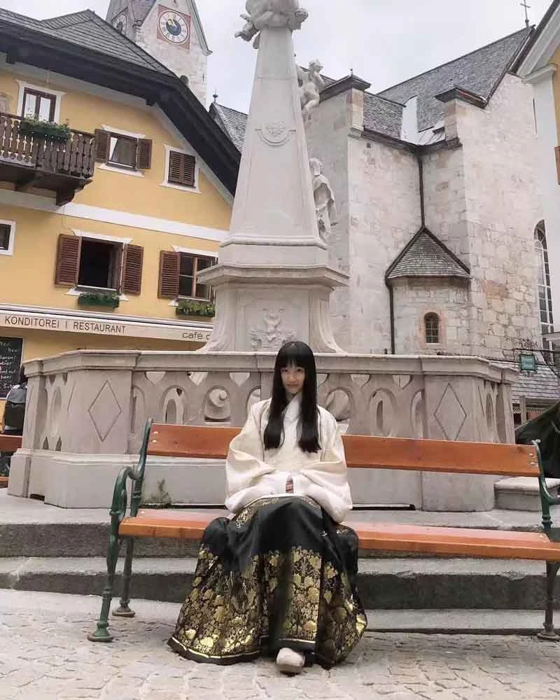Chinese Girls Wear Hanfu to Climb the Highest Chug Peak in Germany