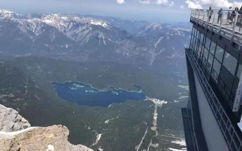 Chinese Girls Wear Hanfu to Climb the Highest Chug Peak in Germany