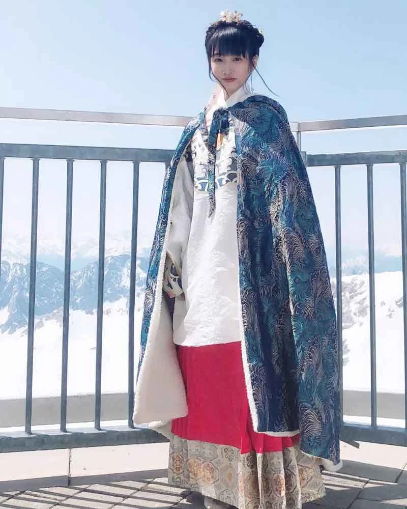 Chinese Girls Wear Hanfu to Climb the Highest Chug Peak in Germany