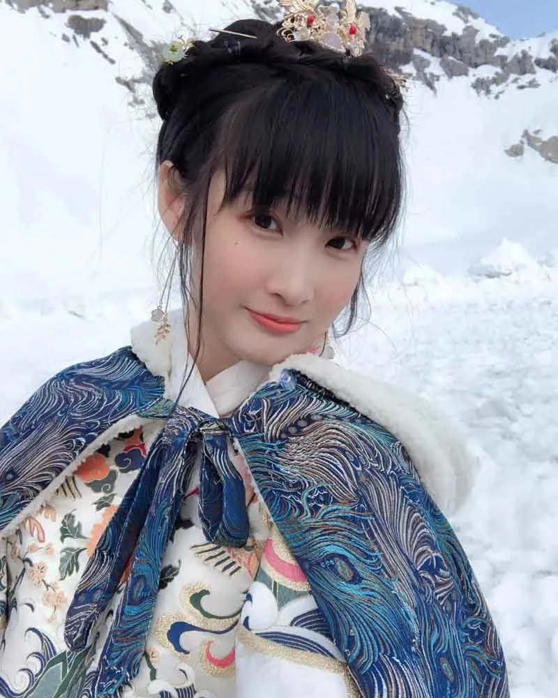 Chinese Girls Wear Hanfu to Climb the Highest Chug Peak in Germany