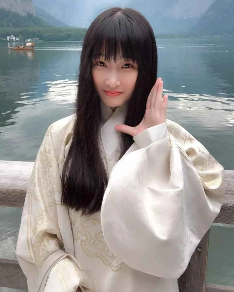 Chinese Girls Wear Hanfu to Climb the Highest Chug Peak in Germany