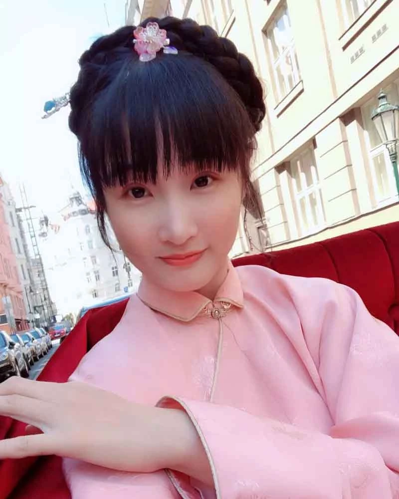 Chinese Girls Wear Hanfu to Climb the Highest Chug Peak in Germany
