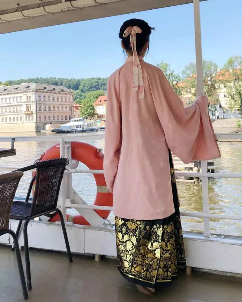 Chinese Girls Wear Hanfu to Climb the Highest Chug Peak in Germany