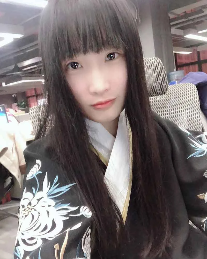 Chinese Girls Wear Hanfu to Climb the Highest Chug Peak in Germany