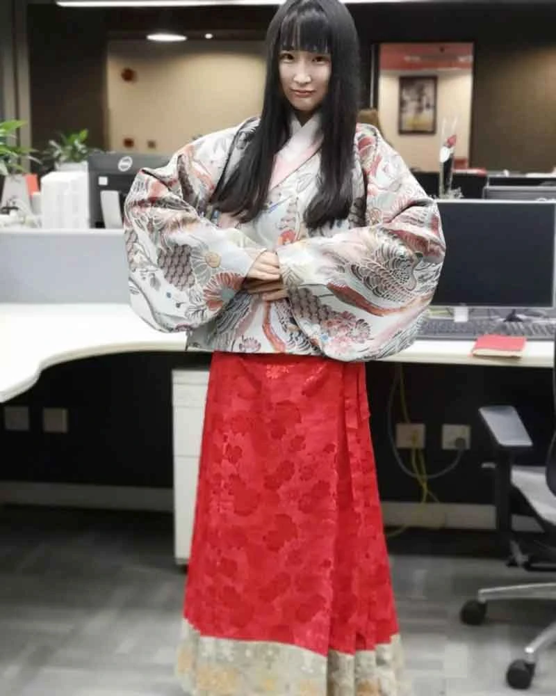 Chinese Girls Wear Hanfu to Climb the Highest Chug Peak in Germany
