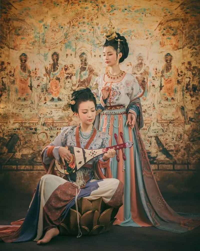 Traditional murals meet Chinese costumes