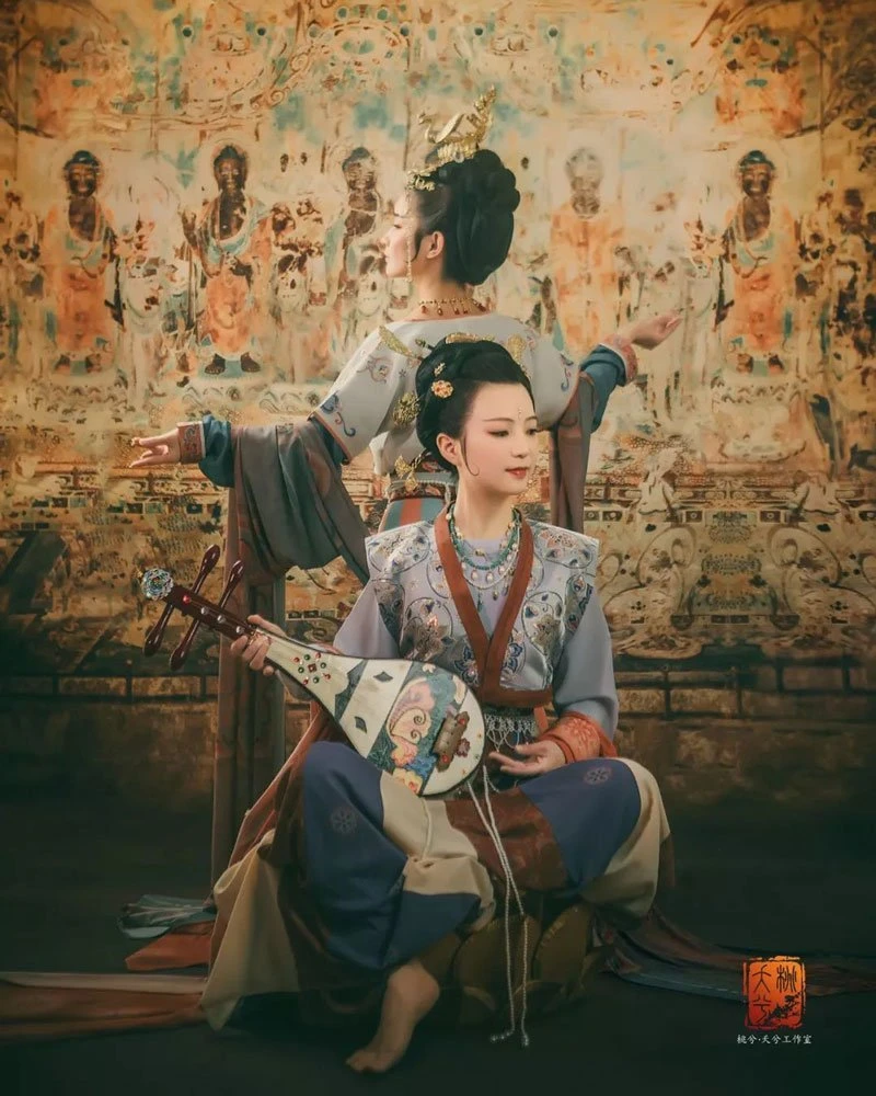 Traditional murals meet Chinese costumes