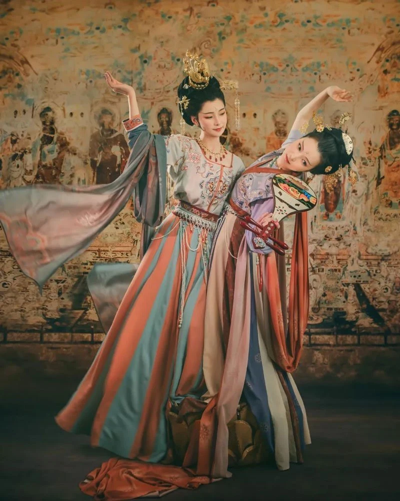 Traditional murals meet Chinese costumes