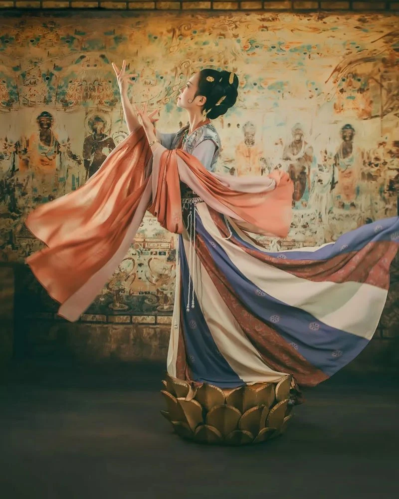 Traditional murals meet Chinese costumes