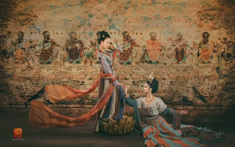 Traditional murals meet Chinese costumes