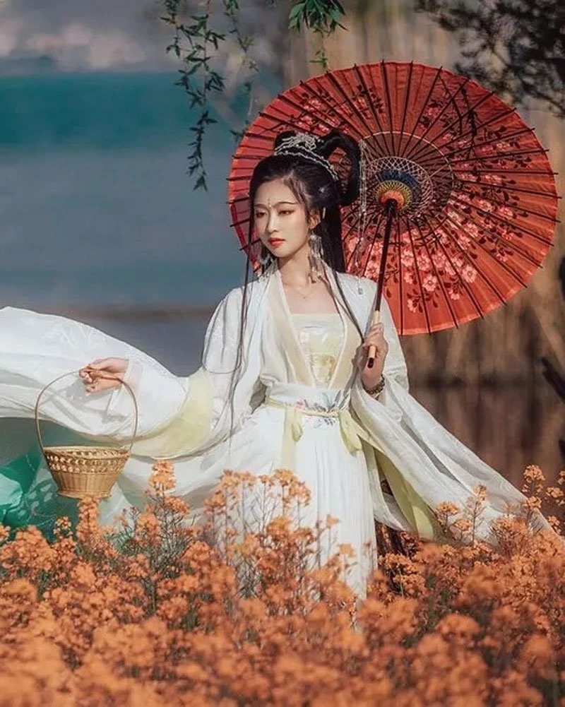 8 Postures That Take Beautiful Pictures of Hanfu