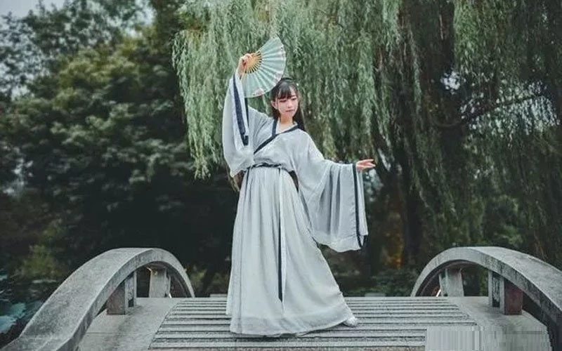 8 Postures That Take Beautiful Pictures of Hanfu