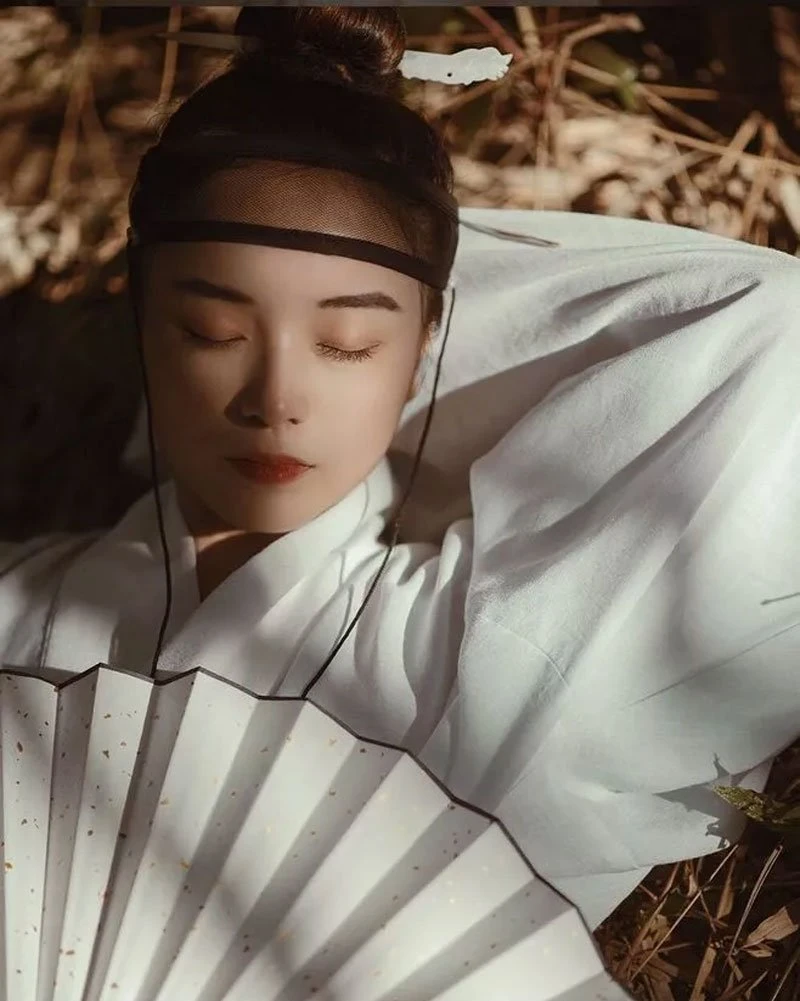 8 Postures That Take Beautiful Pictures of Hanfu