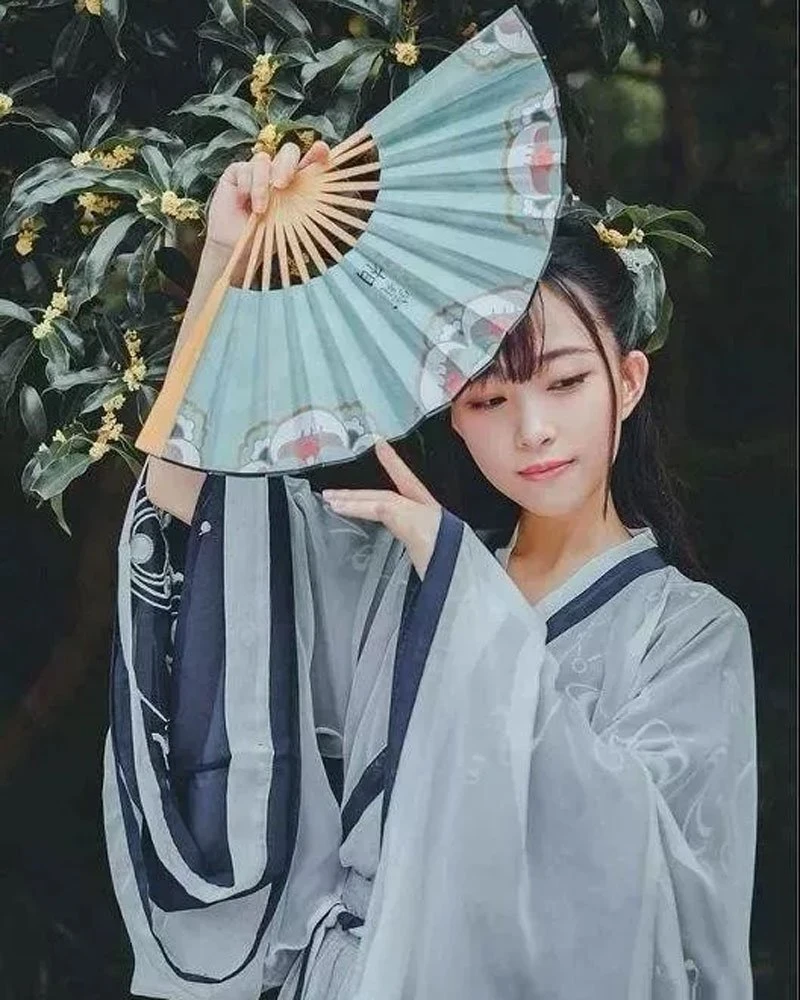 8 Postures That Take Beautiful Pictures of Hanfu