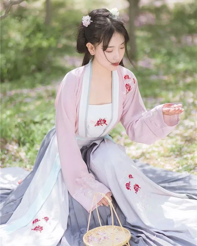 8 Postures That Take Beautiful Pictures of Hanfu