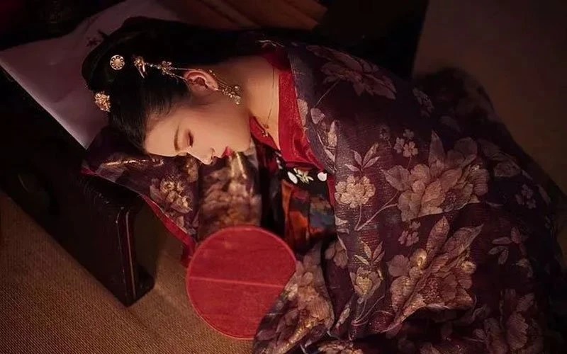 8 Postures That Take Beautiful Pictures of Hanfu
