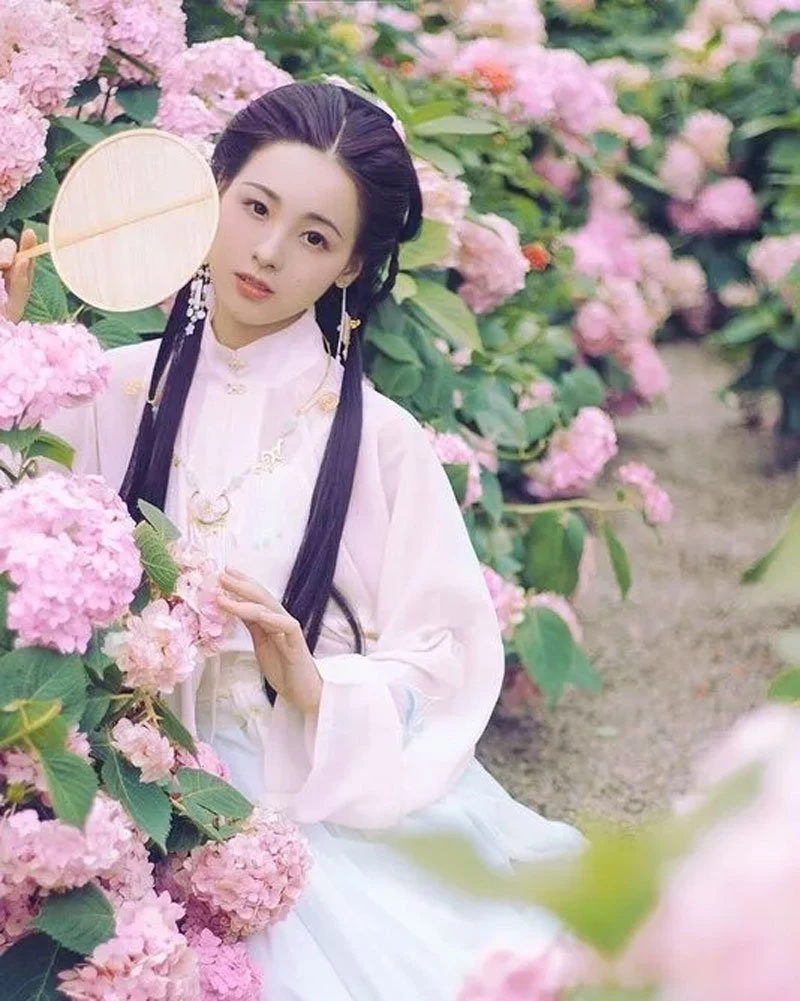 8 Postures That Take Beautiful Pictures of Hanfu