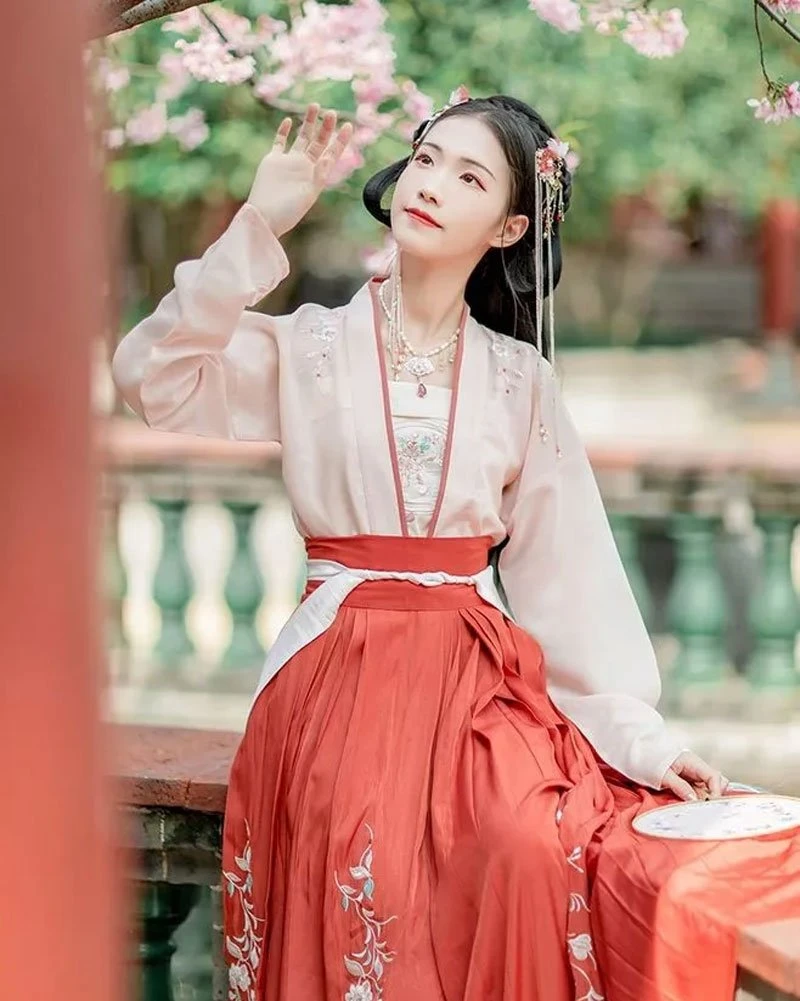 8 Postures That Take Beautiful Pictures of Hanfu