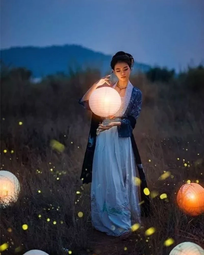 8 Postures That Take Beautiful Pictures of Hanfu