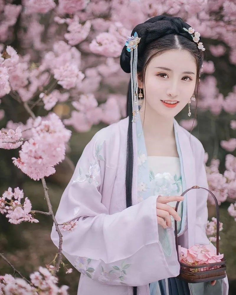 Cherry Blossoms, Hanfu and Girls