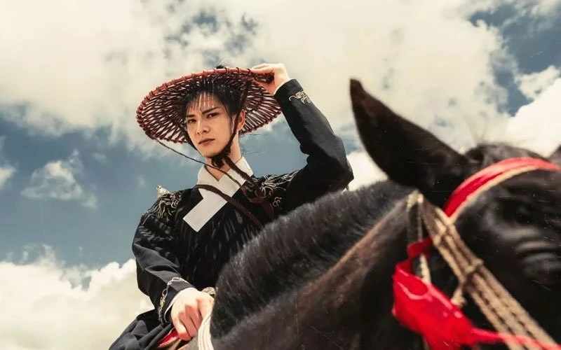 10 Postures that Take Handsome Hanfu Pictures