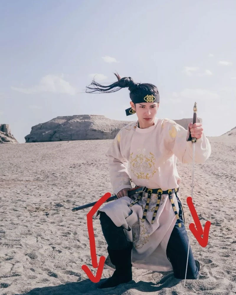 10 Postures that Take Handsome Hanfu Pictures