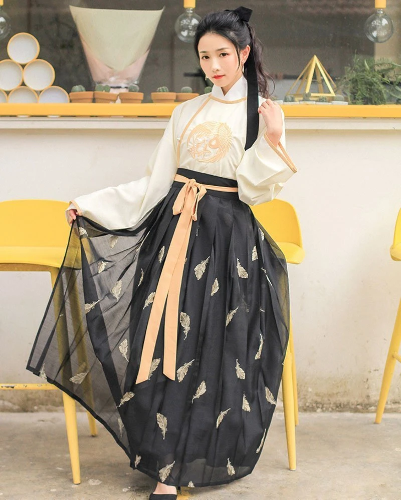 The Best Waltz From Mr. Fashion and Ms. Hanfu
