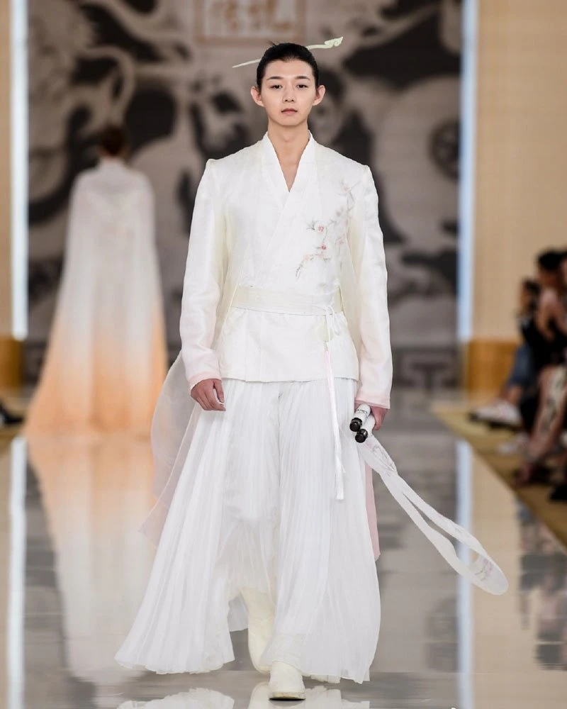 Absolutely Gorgeous! Chinese Element Clothing in Paris Fashion Week