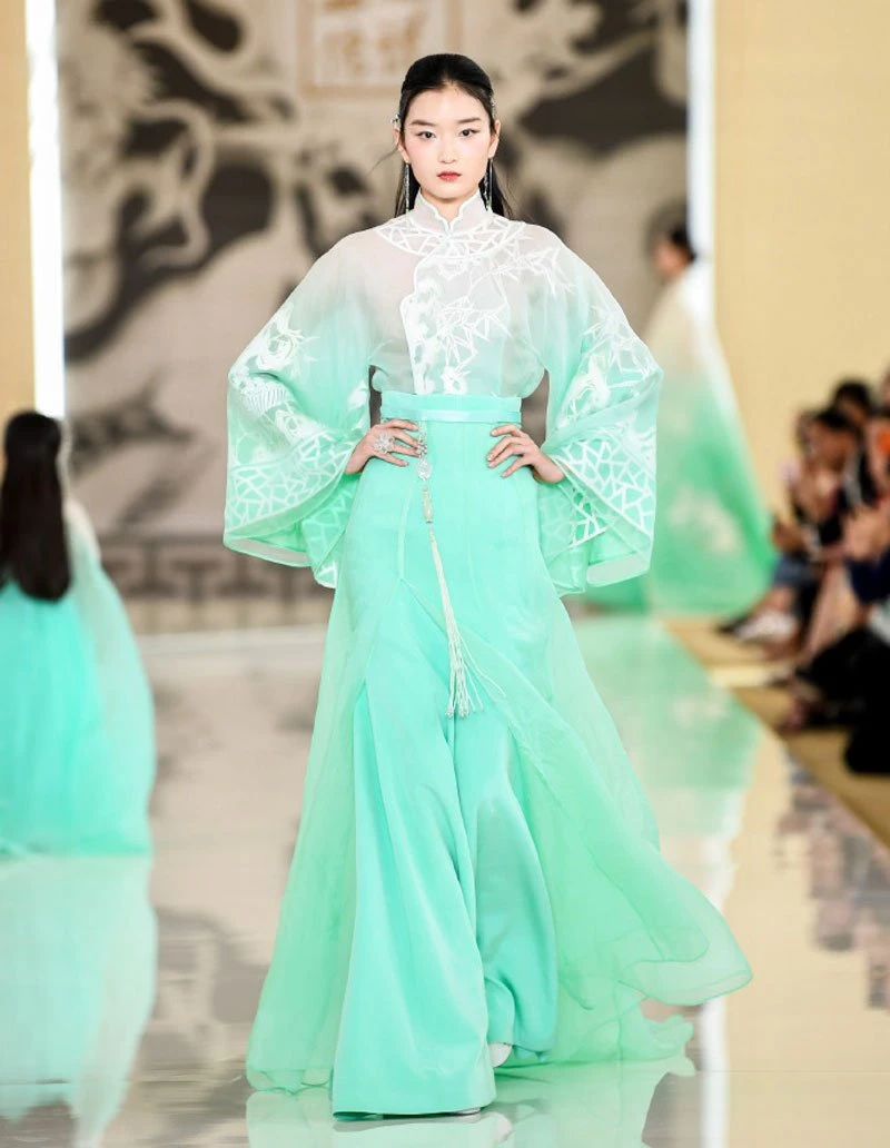 Absolutely Gorgeous! Chinese Element Clothing in Paris Fashion Week