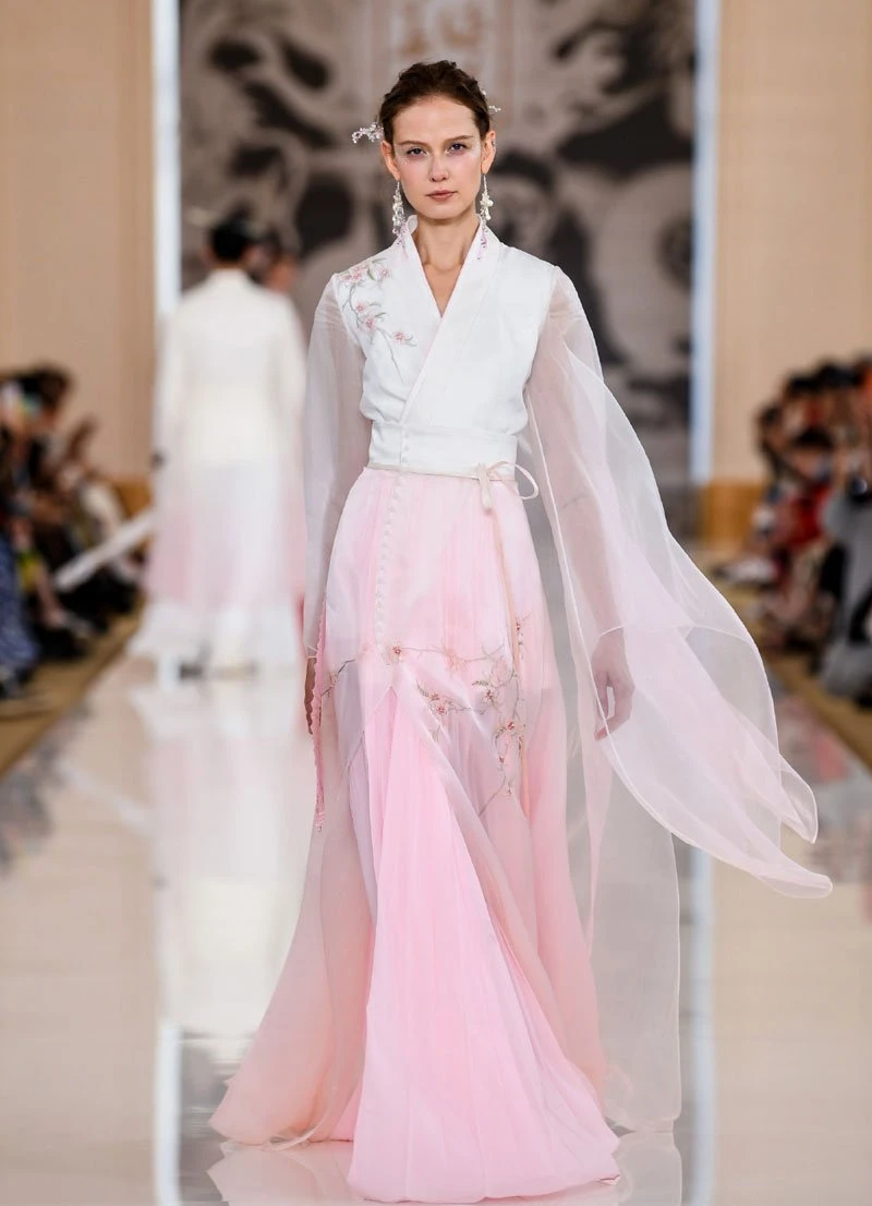 Absolutely Gorgeous! Chinese Element Clothing in Paris Fashion Week