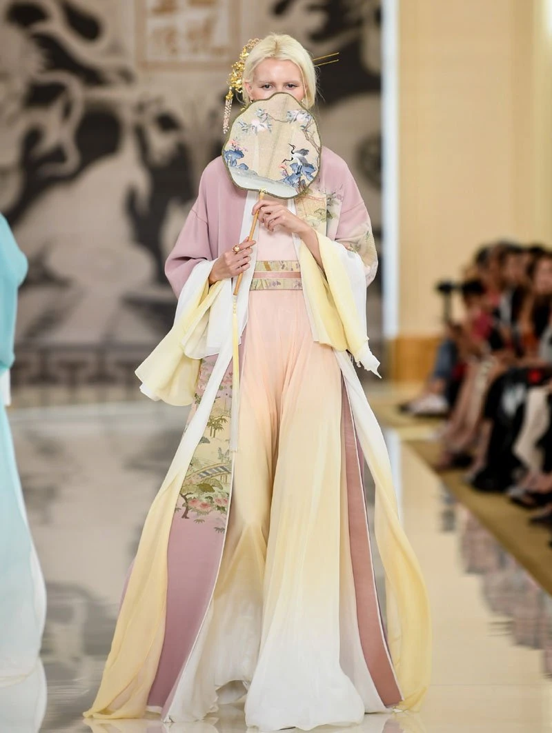 Absolutely Gorgeous! Chinese Element Clothing in Paris Fashion Week
