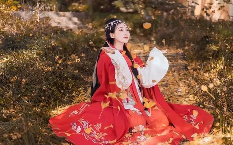 Hanfu Photo | Golden Leaves and Cloaks Girl