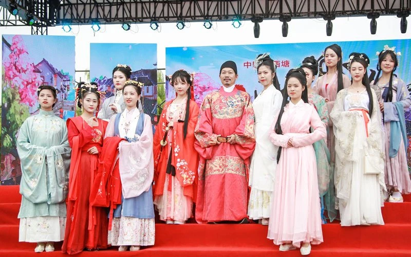 Fang Wenshan: We Need the New Style Hanfu to Adapt the Modern Society