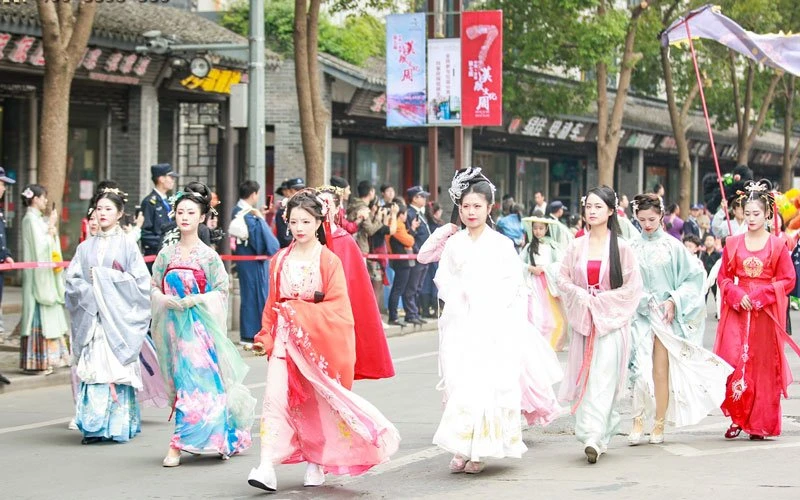 Fang Wenshan: We Need the New Style Hanfu to Adapt the Modern Society