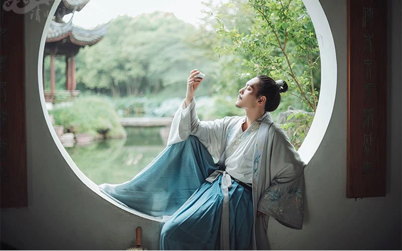 Fang Wenshan: We Need the New Style Hanfu to Adapt the Modern Society