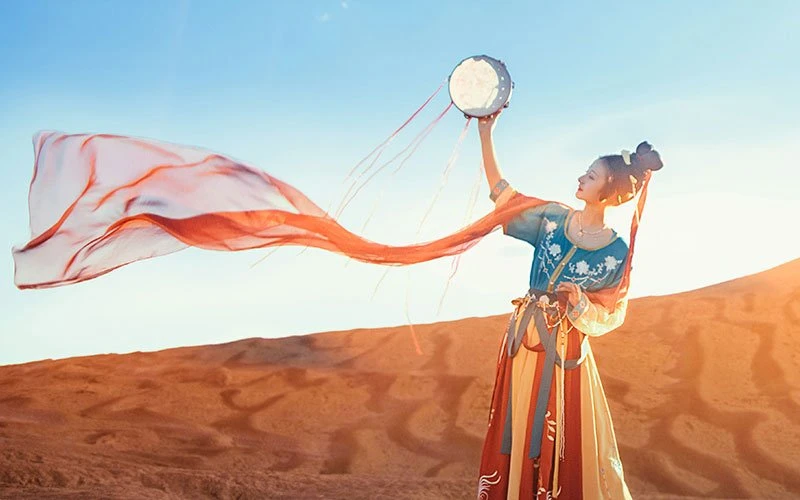 Fang Wenshan: We Need the New Style Hanfu to Adapt the Modern Society