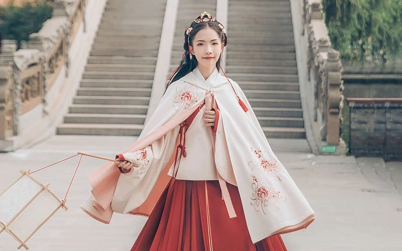 What's the Difference between "Cloak" and "Cape" in Hanfu?