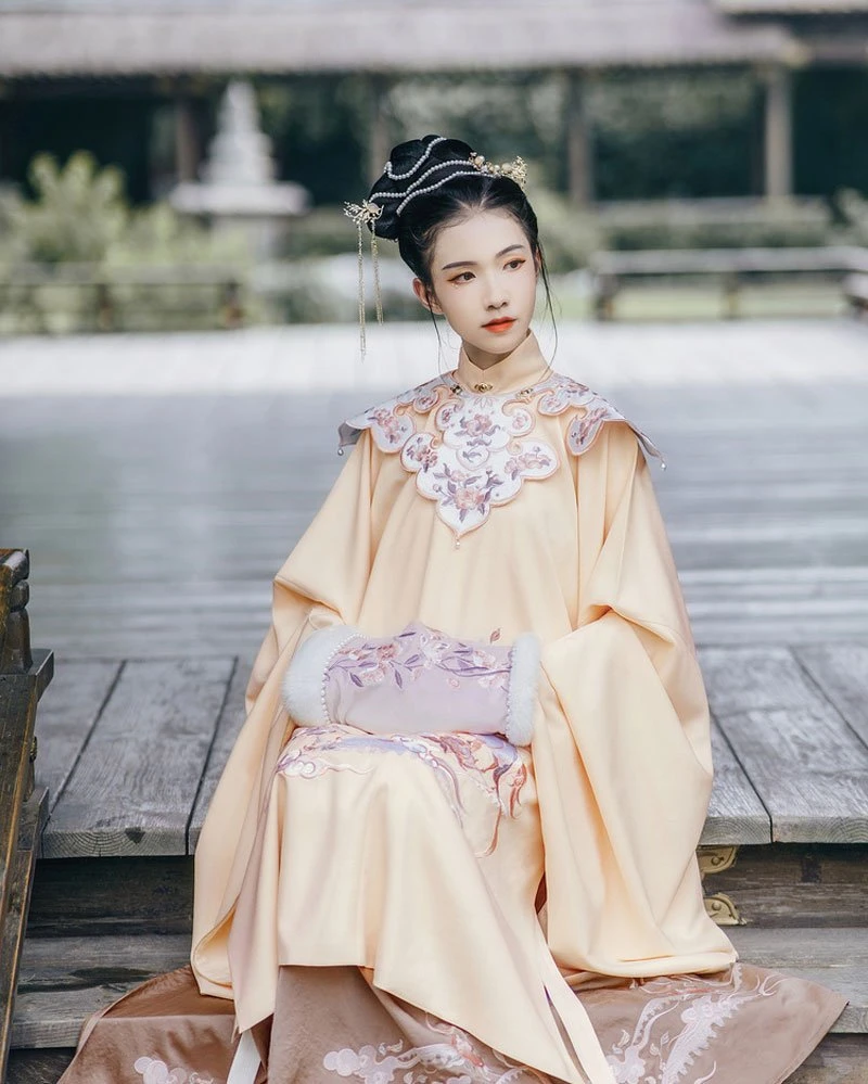 Classic Chinese Hanfu: Shoulder Accessories - Yunjian