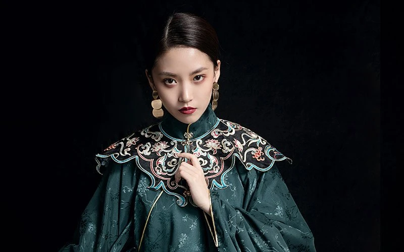 Classic Chinese Hanfu: Shoulder Accessories - Yunjian