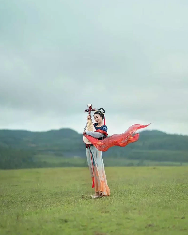 Hanfu Photo | Dance with Pipa Trippingly