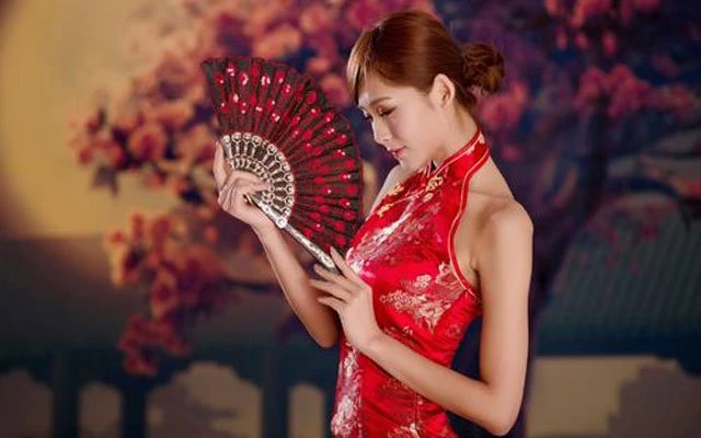 chinese women wear traditional cheongsam