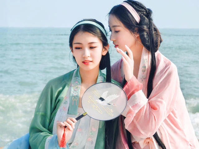 Chinese traditional silk embroidery hand fan