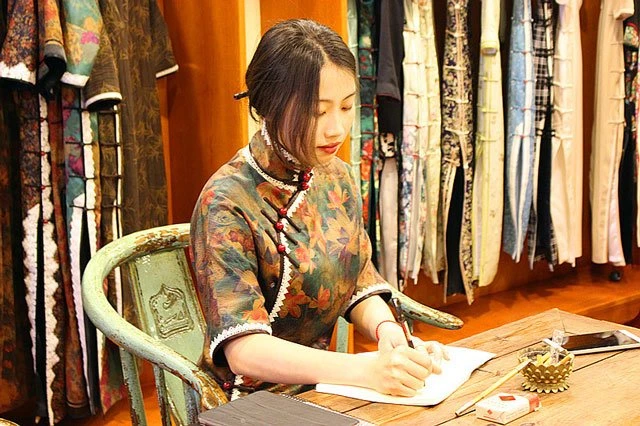 qipao designer make a new design