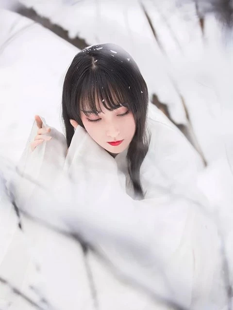 Hanfu & Snowscape - Girl Chinese Traditional Dress