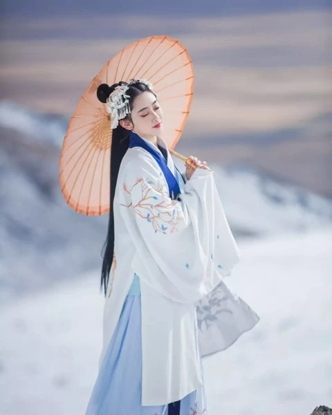 Hanfu & Snowscape - Girl Chinese Traditional Dress 