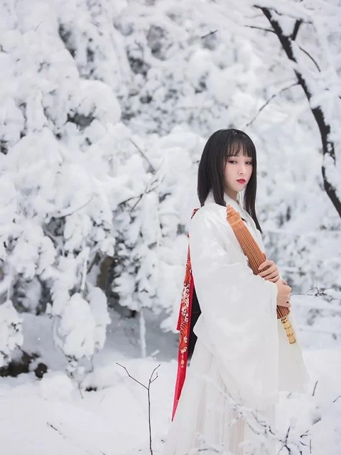 Hanfu & Snowscape - Girl Chinese Traditional Dress