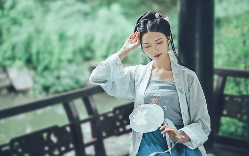 Typical Chinese Clothing in Palace of Devotion: Song Hanfu
