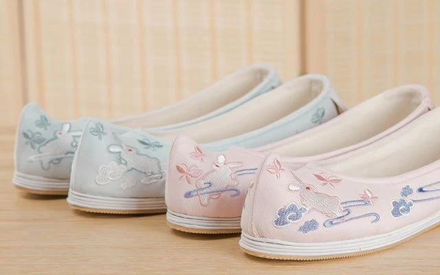 What are Traditional Chinese Outfits Include?