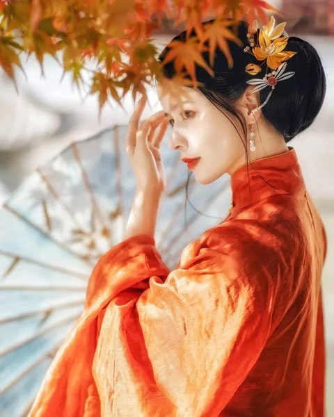 Glimpse | Hanfu Ming-style Girl