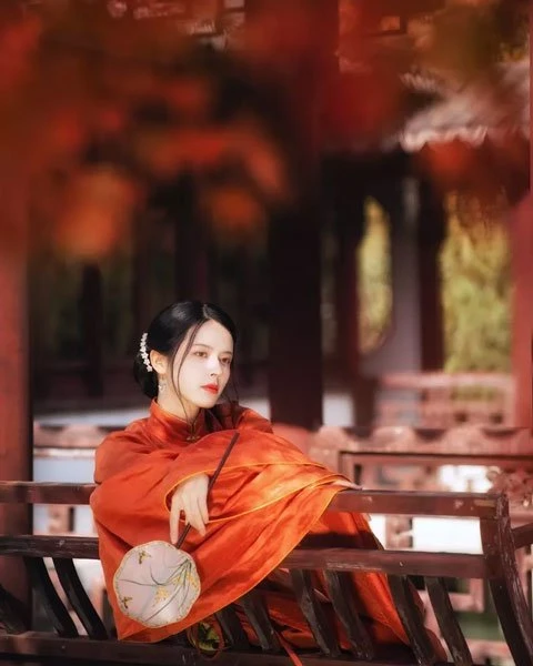 Glimpse | Hanfu Ming-style Girl